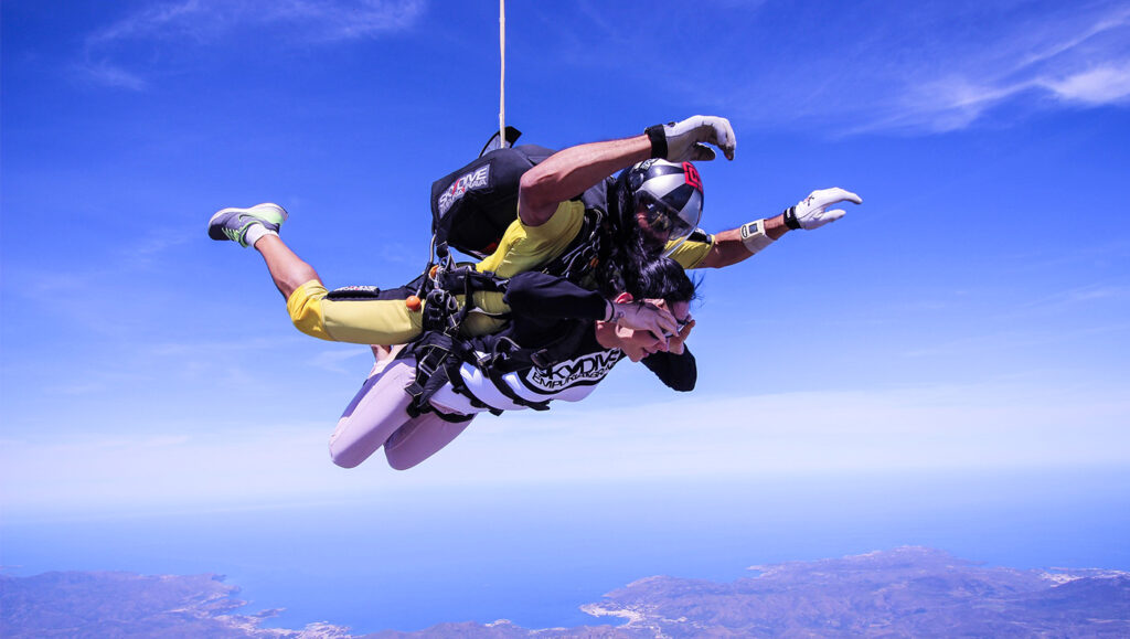 femme faisant un saut en parachute après la période des menstruations